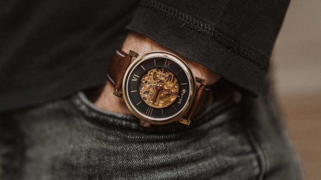 uomo con un orologio di lusso al polso