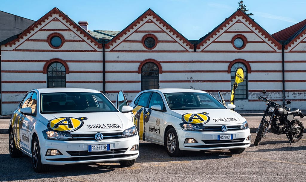 due auto e una moto utilizzate da una scuola guida