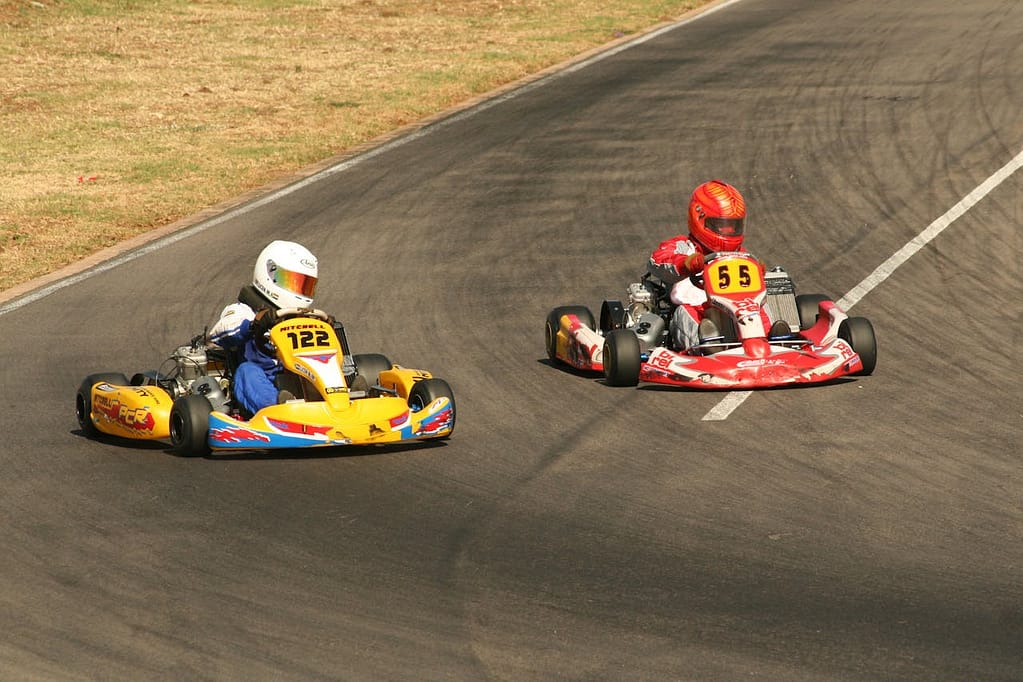 due go-kart su una pista da corsa