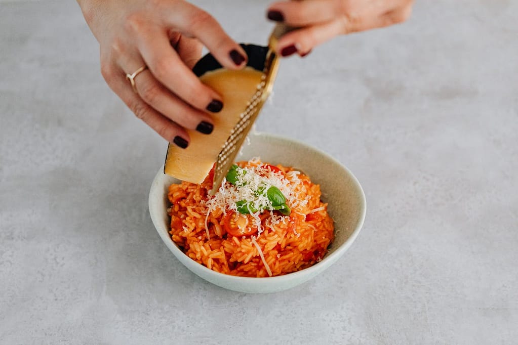 un risotto con salsa di pomodoro e parmigiano