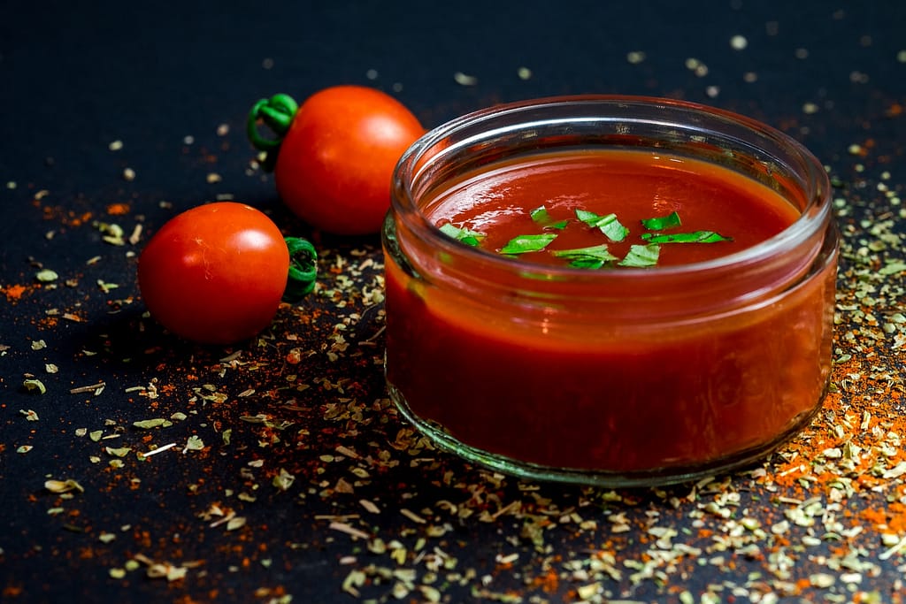 zoom su una salsa ketchup in barattolo