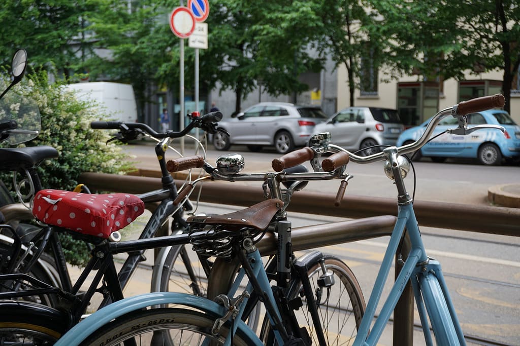 diverse biciclette parcheggiate in una strada italiana