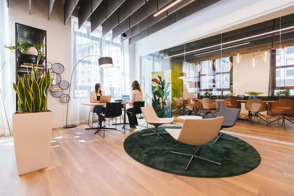 due persone che lavorano in uno spazio di coworking italiano luminoso e spazioso