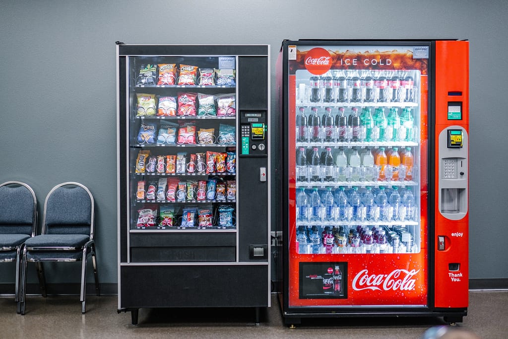 due vending machine riempite con prodotti alimentari e bevande