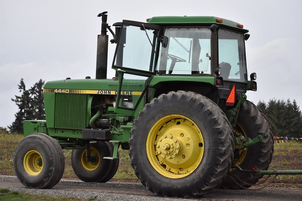Trattore italiano in un campo agricolo