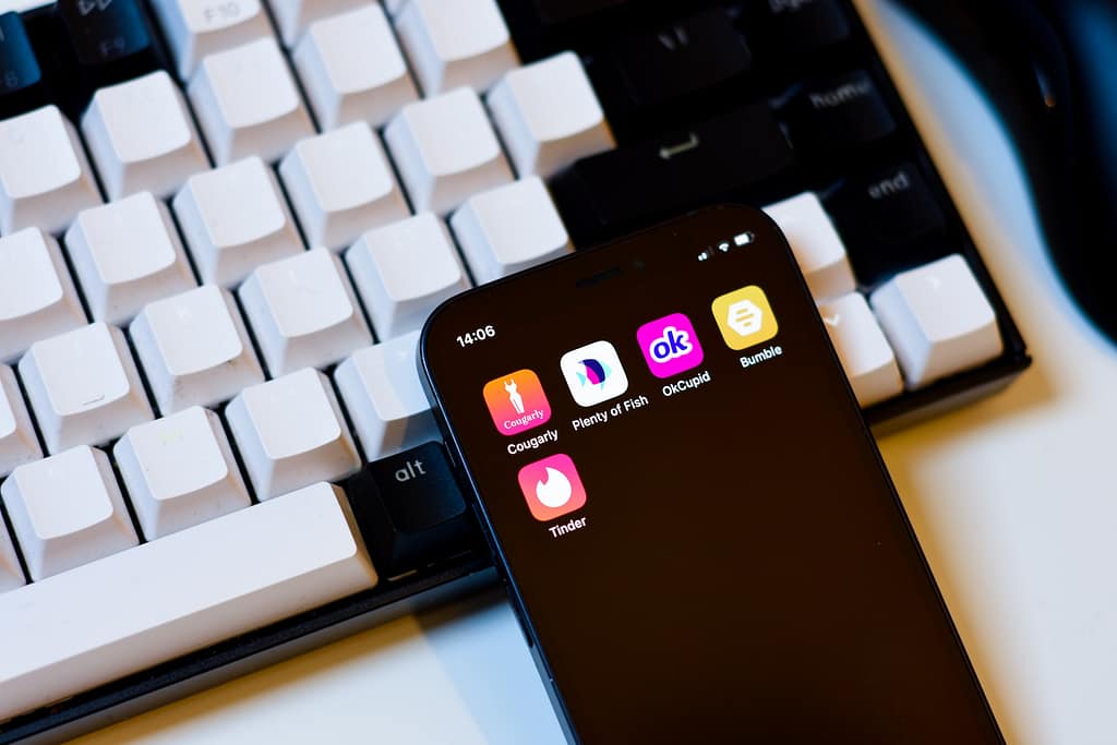 telefono che mostra diverse applicazioni di incontri: bumble, tinder, okcupide ecc.