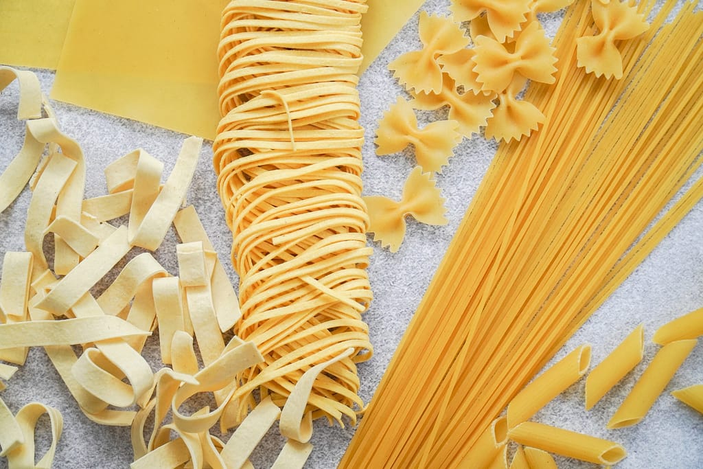 vari tipi di pasta: Fettuccine, Penne, Farfalle, Spaghetti, ecc