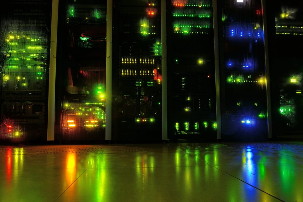 una stanza piena di server informatici che funge da centro dati