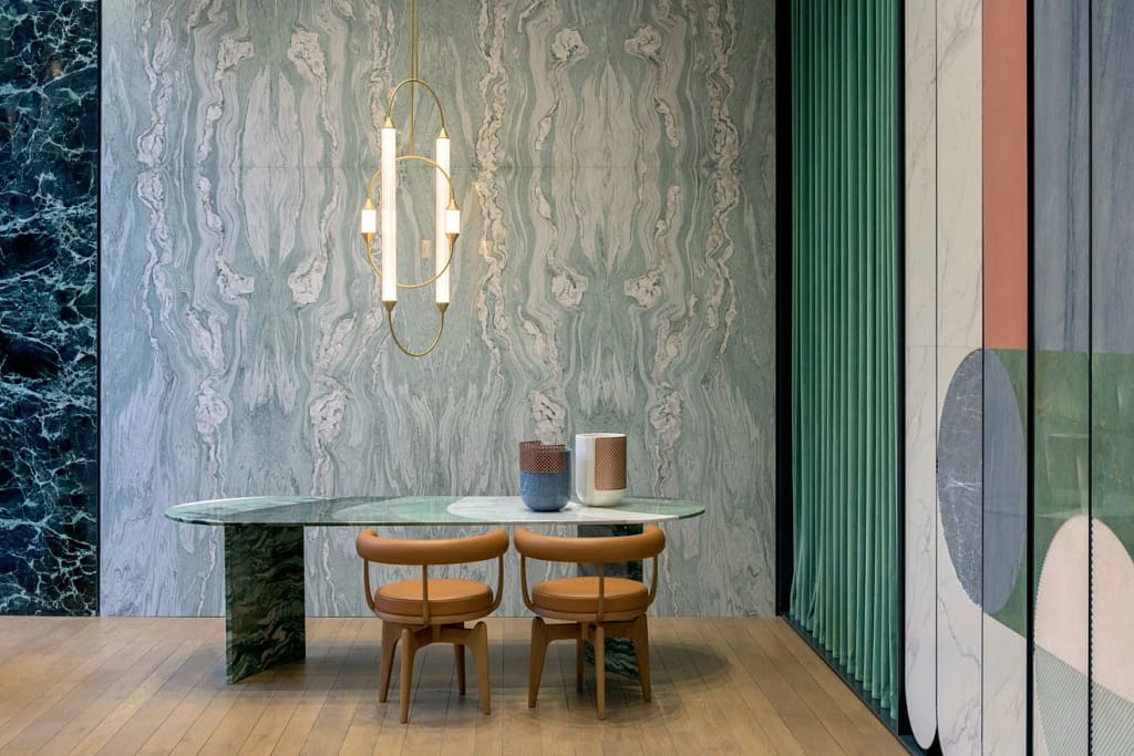 Salone decorato con carta da parati di lusso.