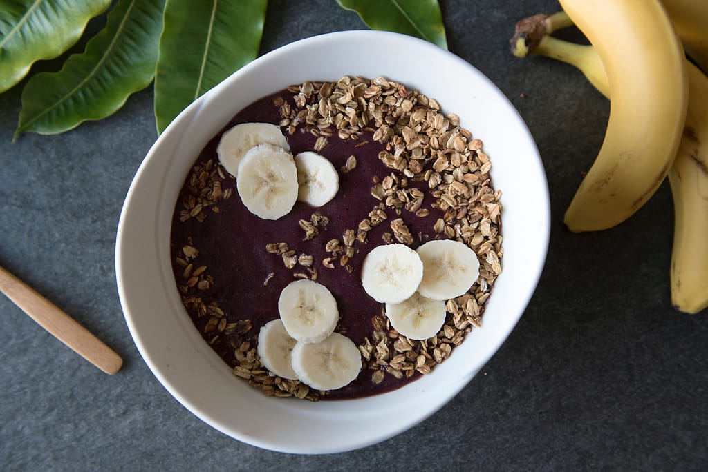 una ciotola piena di cereali per la prima colazione con latte e fette di banana