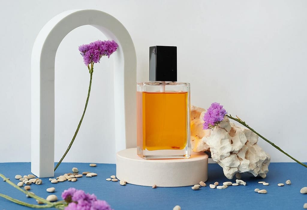 bottiglia di profumo ed erbe aromatiche