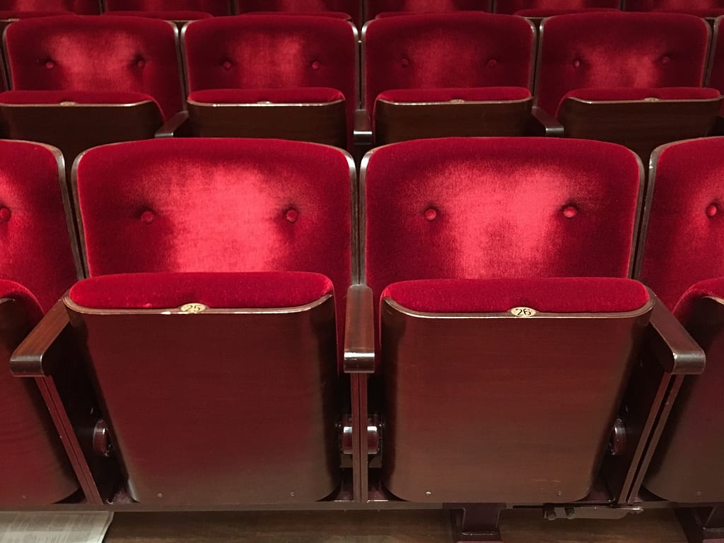 sedie rosse da cinema una accanto all'altra