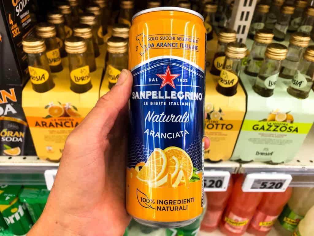 diverse bevande analcoliche in un supermercato