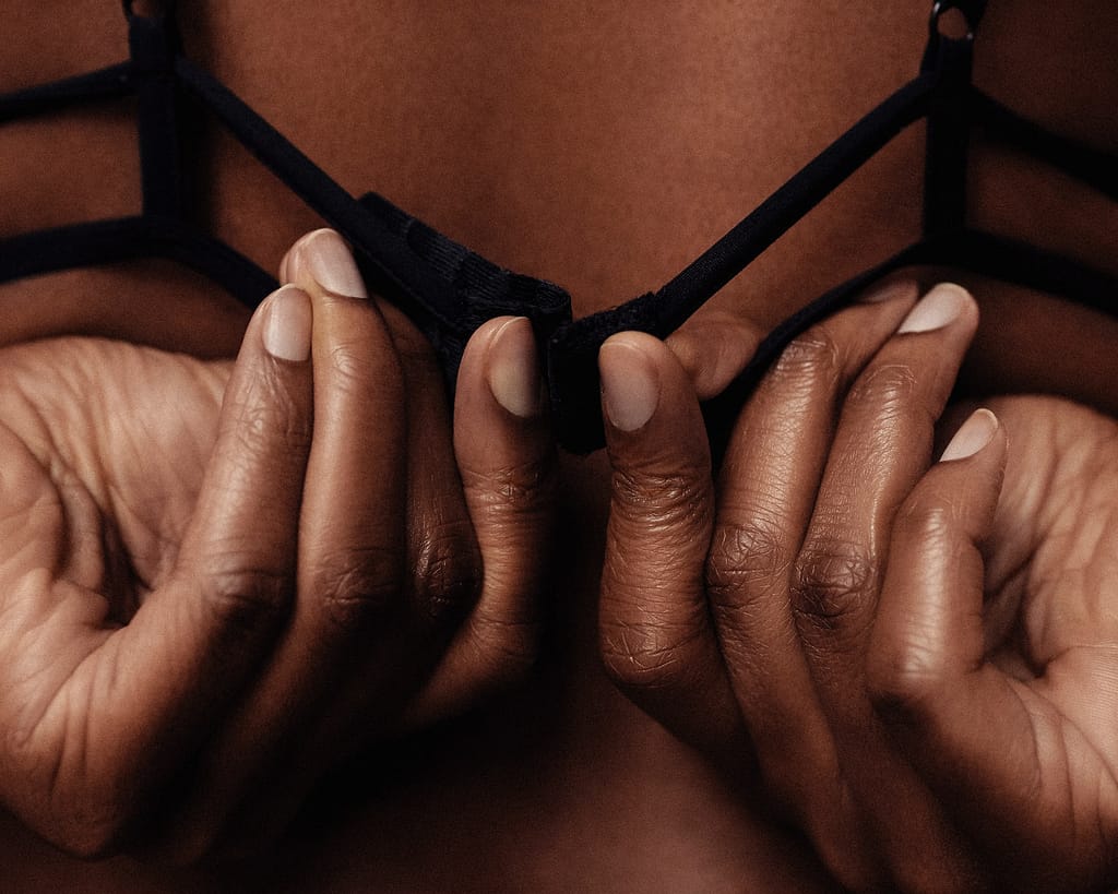 donna che indossa un reggiseno