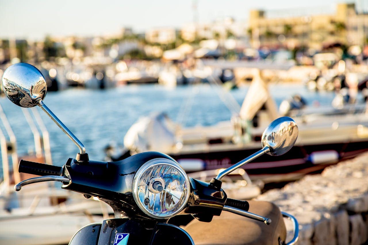 Uno scooter italiano in riva al mare