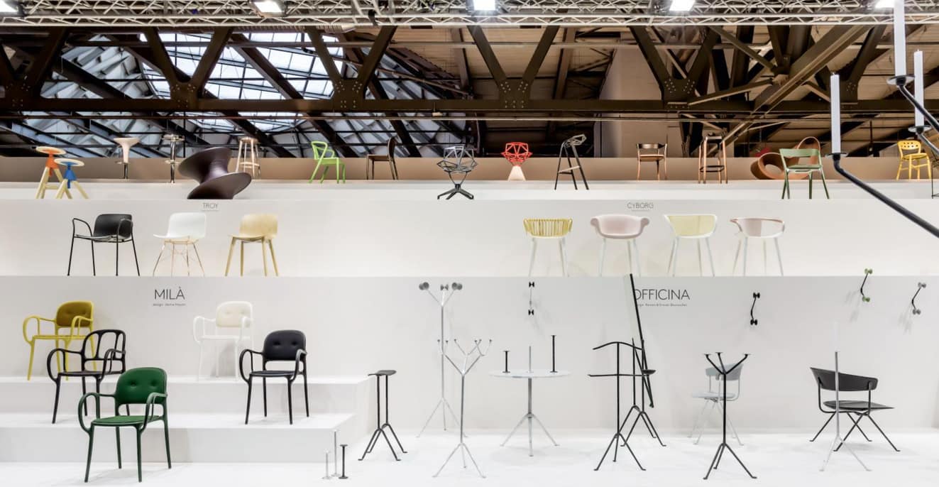 sedie esposte al Salone Internazionale del Mobile di Milano