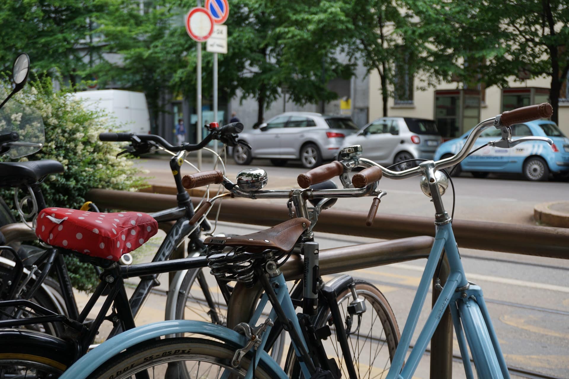 diverse biciclette parcheggiate in una strada italiana