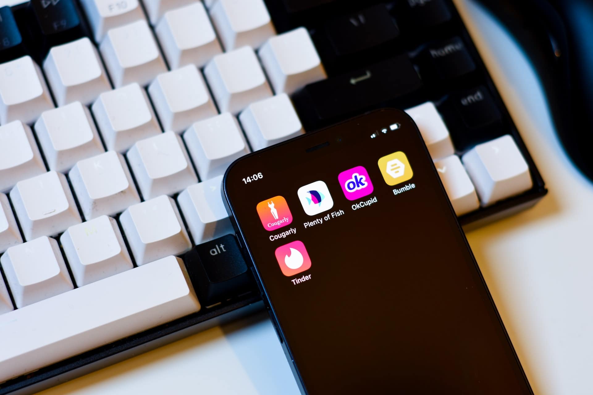 telefono che mostra diverse applicazioni di incontri: bumble, tinder, okcupide ecc.