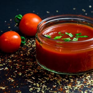 zoom su una salsa ketchup in barattolo