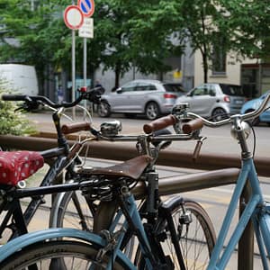 diverse biciclette parcheggiate in una strada italiana