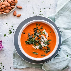 minestra con pomodoro aromatizzata alle erbe e messa in tavola