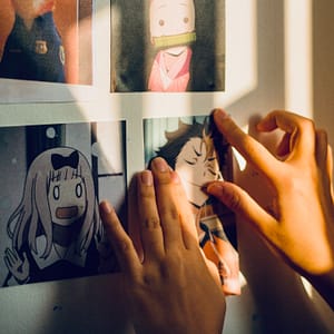 foto di personaggi manga su una parete