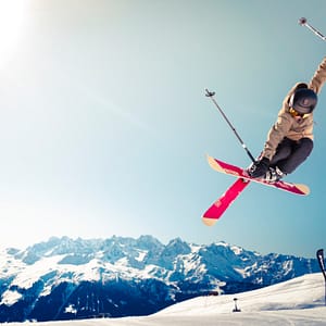 sciatore in aria dopo un salto con gli sci