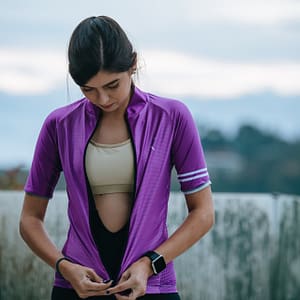 donna in abbigliamento sportivo che si prepara a fare sport