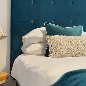 letto e cuscini con biancheria bianca e verde