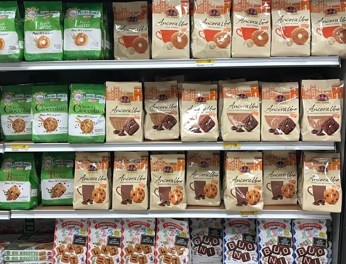 corsia dei biscotti di un supermercato in Italia