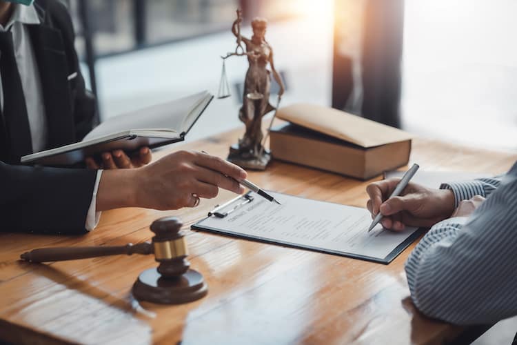 un avvocato e un finanziatore discutono i termini di un contratto